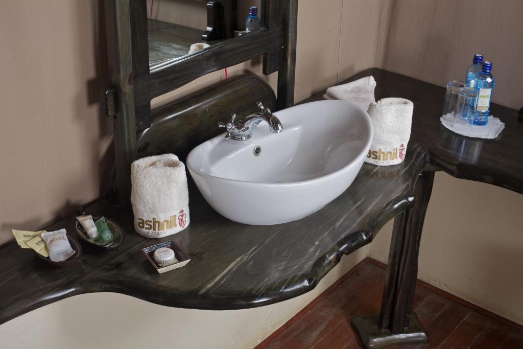 Ashnil Mara Camp Bathroom